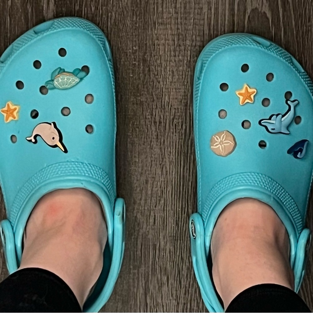 Women’s Size 6 Blue Croc Clogs JIBBITZ INCLUDED